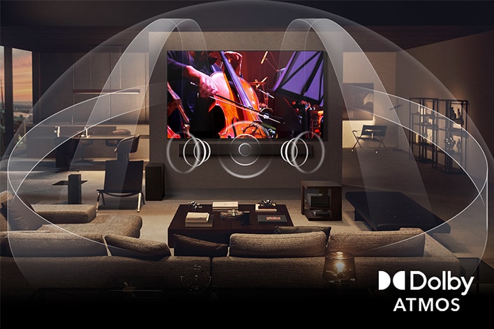Hyggelig stue med d?mpet belysning og et OLED LG TV med LG Soundbar. P? sk?rmen er der et n?rbillede af en elektrisk guitar, der bliver spillet p?. Grafik viser, hvordan Dolby Atmos fylder hele rummet med surroundsound fra alle retninger. Dolby Atmos-logoet ses i et hj?rne i bunden.