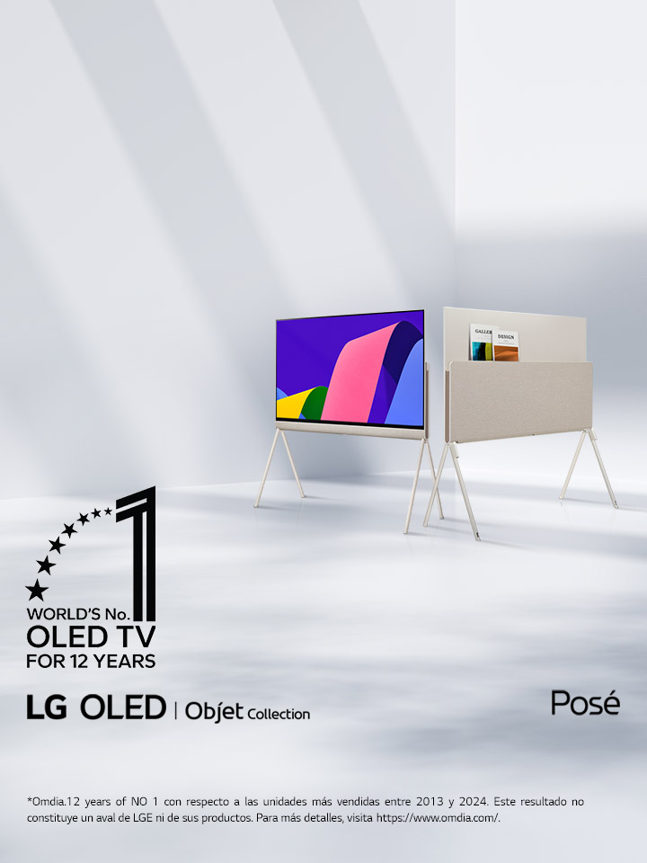 Dos televisores LG OLED Posé en un espacio elgante y minimalista. Un televisor muestra la parte delantera del producto con una obra de arte en la pantalla. El otro televisor muestra su parte trasera, que cuenta con una solución de almacenamiento bien dise?ada. En la parte posterior se ven un par de revistas. El distintivo ?World's No. 1 OLED TV for 12 Years? esta en una esquina. Los logotipos de producto de LG OLED Objet Collection y Posé también están visibles.