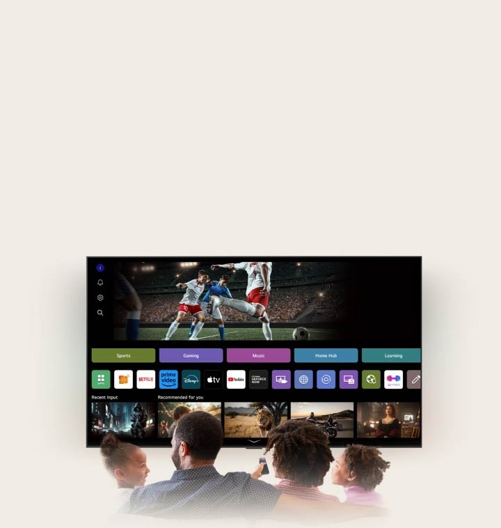 Una familia de cuatro personas está reunida frente a un LG AI TV. Un círculo aparece alrededor de la persona que sostiene el mando, mostrando su nombre. Esto demuestra cómo AI Voice ID reconoce la firma de voz de cada usuario. A continuación, la interfaz de webOS muestra cómo la IA cambia automáticamente al perfil correspondiente y recomienda contenido personalizado.