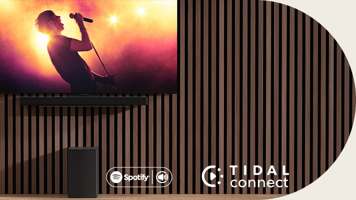 Hay una LG OLED C colocada en la pared; debajo de ella la LG Soundbar SC9S está colocada mediante un soporte exclusivo. El subwoofer está debajo. El televisor muestra una escena de un concierto.
