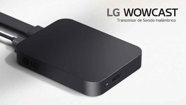 Una vista diagonal del lado derecho de WOWCAST desde una peque?a parte superior. WOWCAST se coloca sobre un fondo gris claro. Un logotipo de producto LG WOWCAST se coloca encima de la copia.