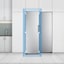Frigorífico LG, puerta plateada enmarcada azul, entre armarios blancos de cocina moderna.