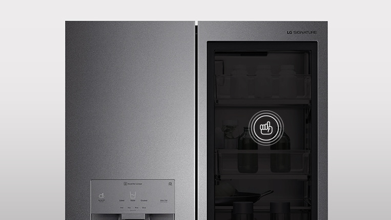 El icono de llamar con el pu?o se dibuja en la puerta Instaview del Frigorífico LG SIGNATURE.