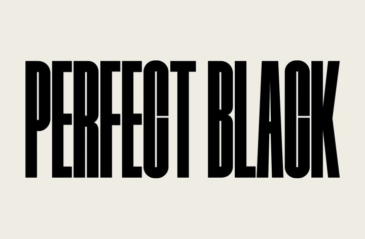 Las palabras “NEGRO PERFECTO” aparecen en mayúsculas resaltadas en negrita. Una escena muy nítida de unas monta?as negras se eleva y tapa las letras y aparece un pueblo y unas dunas de arena. La copia negra desaparece detrás de un cielo negro.
