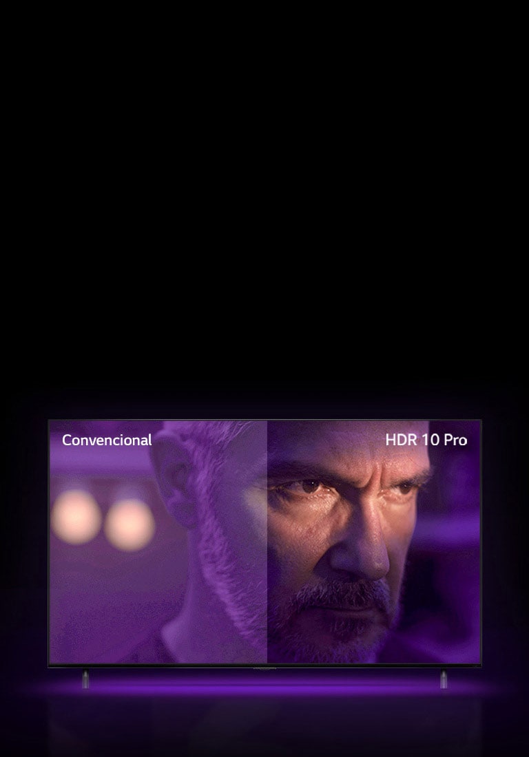 Un hombre está mirando afuera, con cara de loco. La imagen se divide en dos partes. En la mitad izquierda de la imagen aparece un color apagado y menos vibrante, mientras que en la mitad derecha parece más vibrante con más colores. En la esquina superior izquierda se lee ?Convencional? y en la esquina superior derecha se lee ?HDR 10 PRO?. 