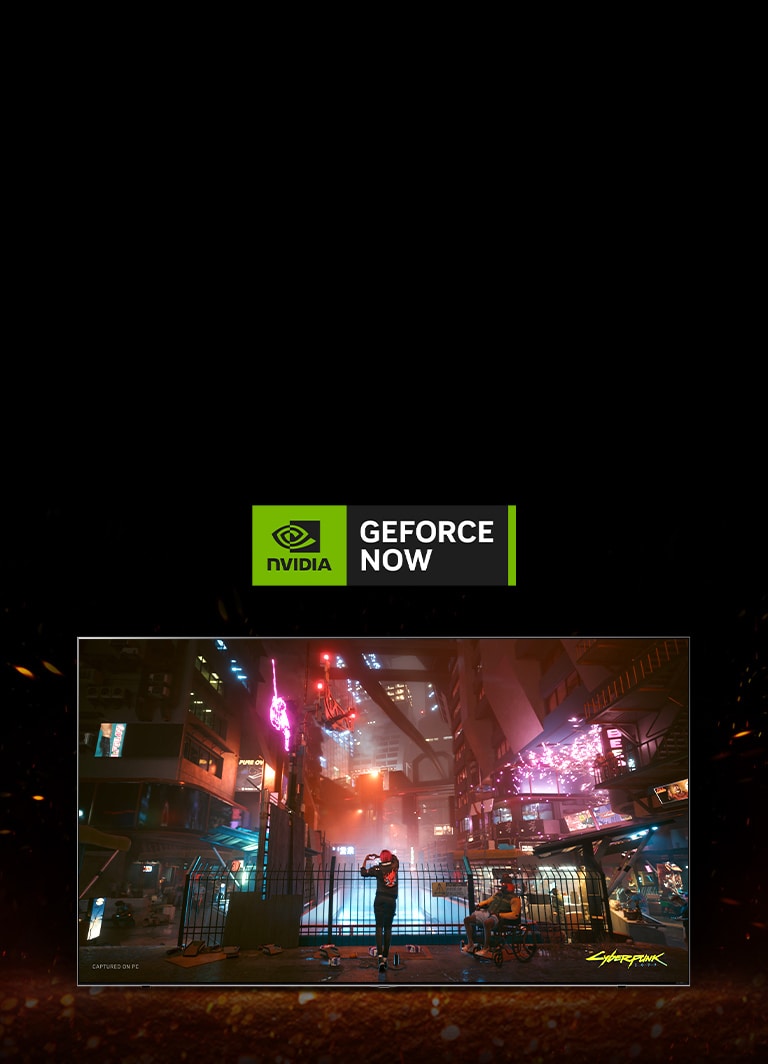 Las llamas chisporrotean alrededor del televisor y se puede ver la pantalla de juego de Cyberpunk en su interior. En la parte superior del TV hay el logo de ?GeForce Now?.