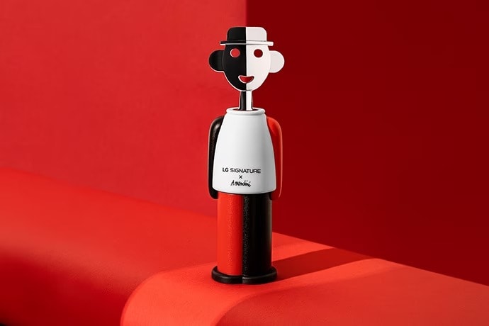 El sacacorchos de LG SIGNATURE de Alessandro Mendini está en la parte superior de la escalera roja.
