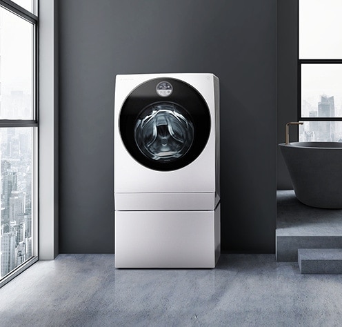 LG SIGNATURE WashingMachine se muestra justo al lado de la ventana que muestra la vista de la ciudad sobre sí misma en el cuarto de lavado oscuro.