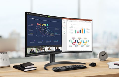 Sobre el escritorio hay un monitor UltraWide colocado en un ángulo de 30 grados hacia la izqueirda. La pantalla está dividida por la mitad y muestra la pantalla de una videoconferencia mientras se trabaja en el lado izquierdo y una pantalla para editar documentos en el lado derecho.
