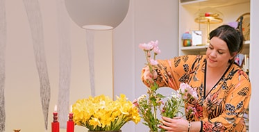 Imagen de una mujer con un arreglo floral.