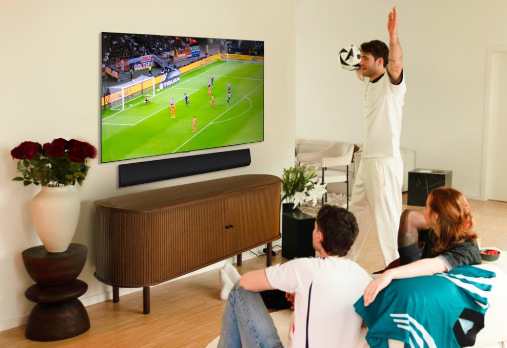 Janis Danner y sus amigos viendo un vibrante partido de fútbol con el LG OLED evo TV.
