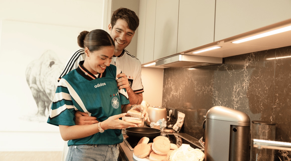 Preparación de comida para una fiesta de fútbol en casa con la novia.