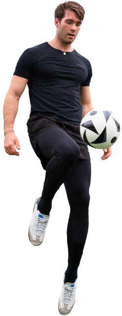 un hombre atrapa una pelota de fútbol.