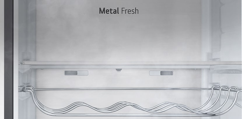 Vista frontal del panel metálico Metal Fresh con el logotipo ?Metal Fresh?.  