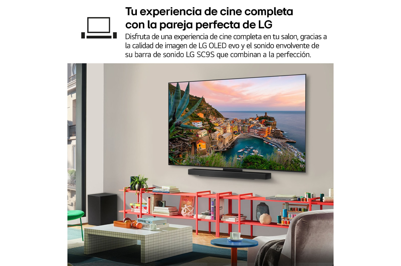 Vista amplia de un salón elegante y colorido. Hay un televisor LG OLED evo AI C5E 4K Smart TV montado en la pared con una LG Soundbar debajo. El dise?o del televisor se integra perfectamente en el espacio. En la pantalla del televisor hay una obra de arte colorida. 