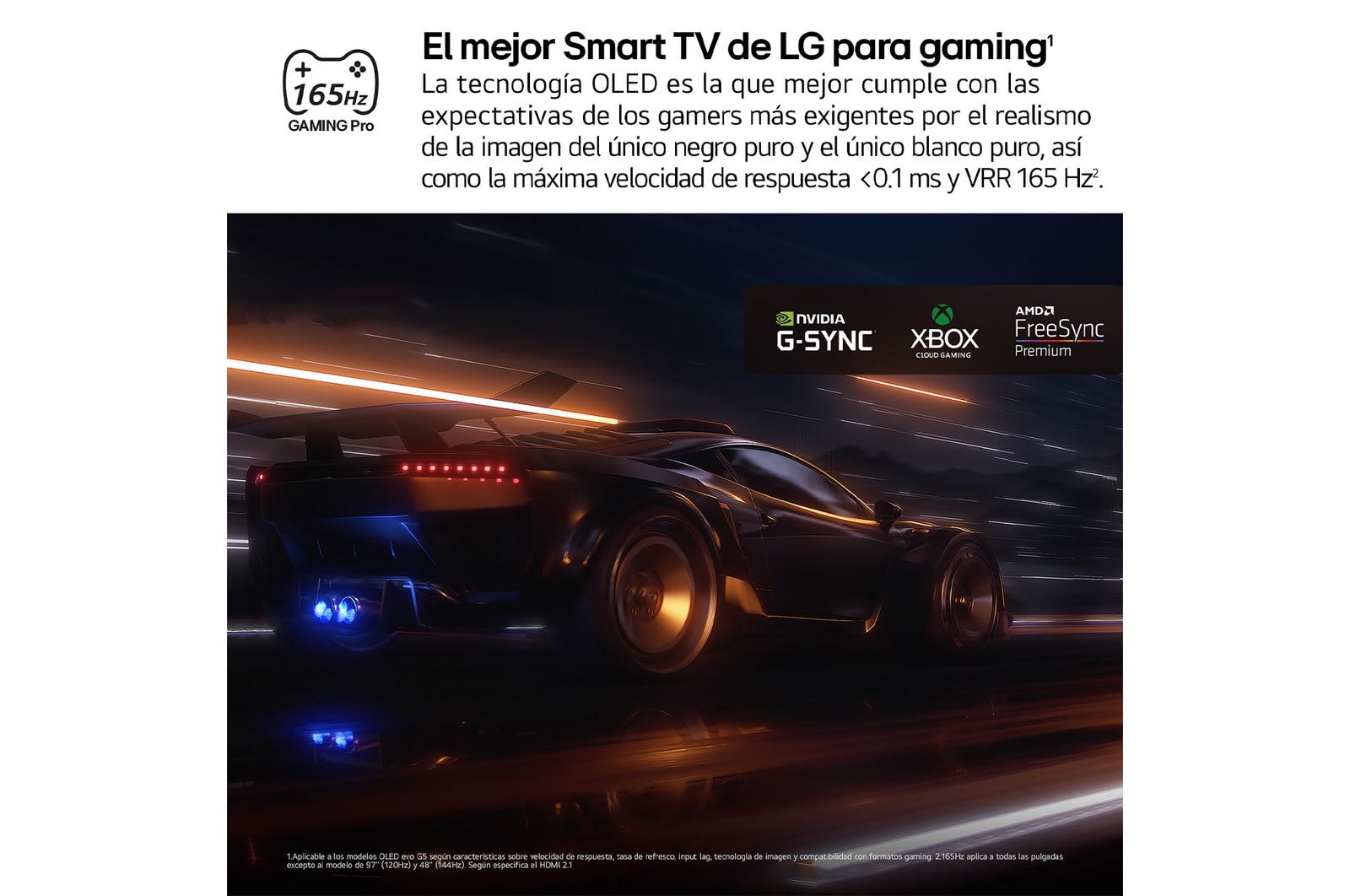Vista del salón de una lujosa casa. Un hombre está viendo una película en su televisor LG OLED TV montado en la pared. El dise?o del televisor combina a la perfección con la pared y el estilo del salón.