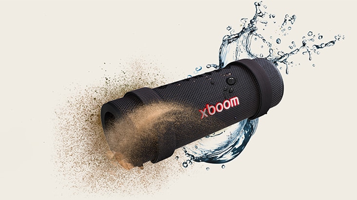 xboom Grab está colocado en forma hexagonal y detrás de él hay un montón de tierra a la izquierda y salpicaduras de agua a la derecha.