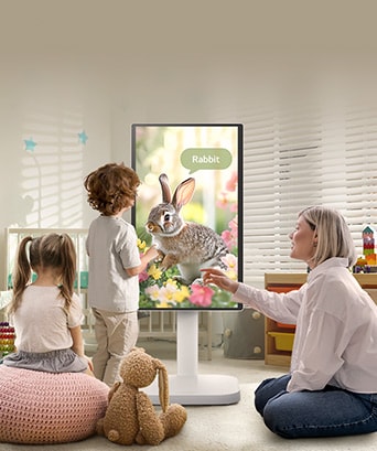 La imagen muestra a una mujer y tres ni?os jugando usando el LG Smart TV Swing&Go Touch.