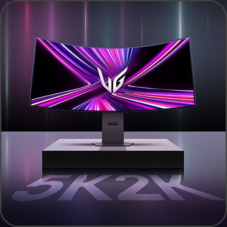 Frontal vy av LG UltraGear 5K2K OLED-sk?rmen med livfulla lila grafik och texten 5K2K p? plattformen.