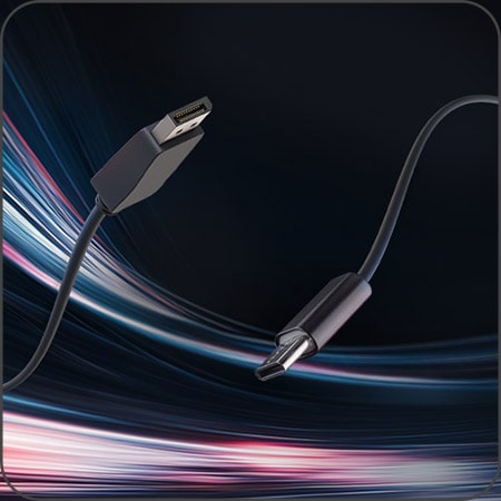 N?rbild av en DisplayPort 2.1-kabel mot en dynamisk bakgrund med ljussp?r.