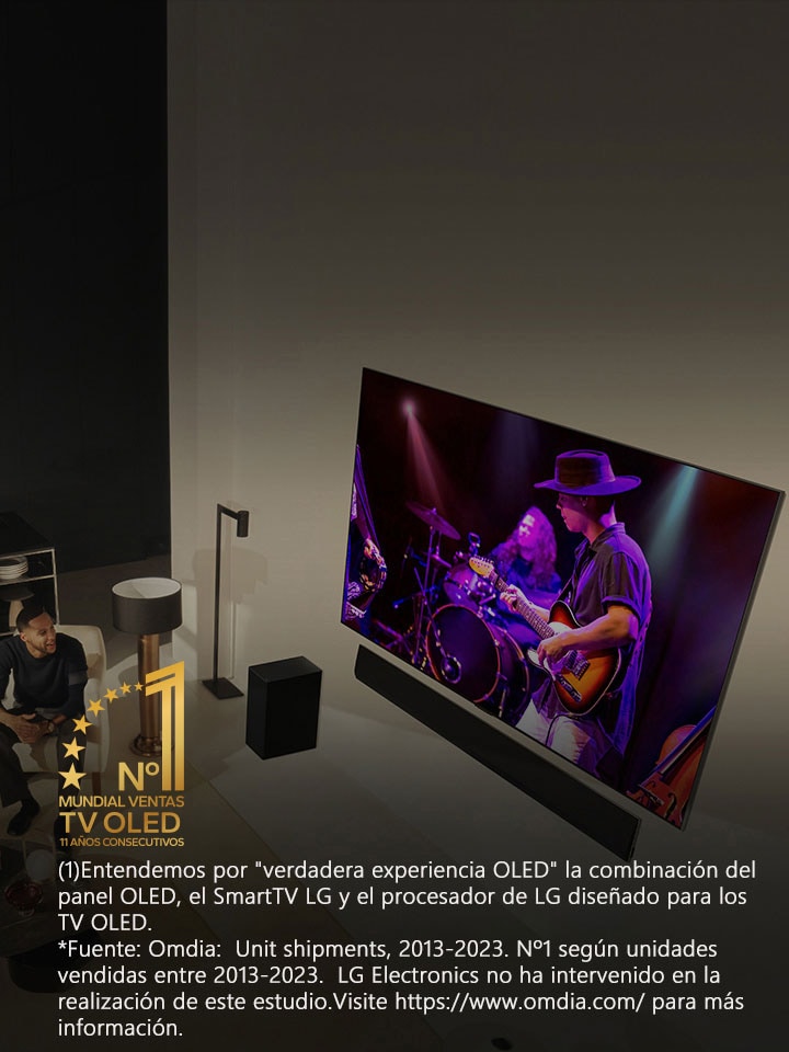 Vista aérea de un hombre y una mujer en un apartamento moderno que están viendo un concierto en un gran televisor OLED. El distintivo “World's No. 1 OLED TV for 11 Years” también aparece en la imagen. Aviso legal: “Fuente: Omdia. Unidades enviadas, 2013-2023. Los resultados no están aprobados por LG Electronics. Confiar en estos resultados corre bajo su propia cuenta y riesgo. Para más detalles, visite?https://www.omdia.com/”.