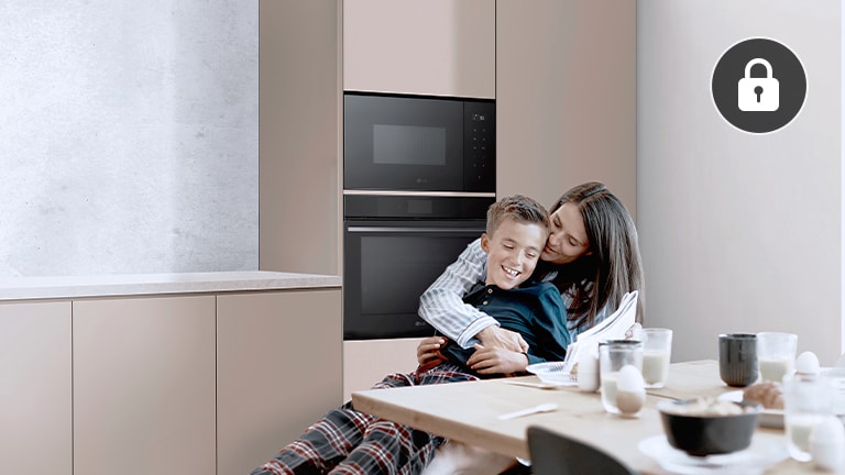 Mère et enfant passent un moment s?r dans la cuisine