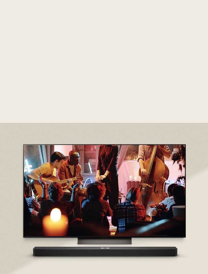Un concert confortable dans un salon est diffusé à l'écran. Le menu de l'interface WOW appara?t en surimpression et l'utilisateur navigue vers les paramètres de la barre de son.  