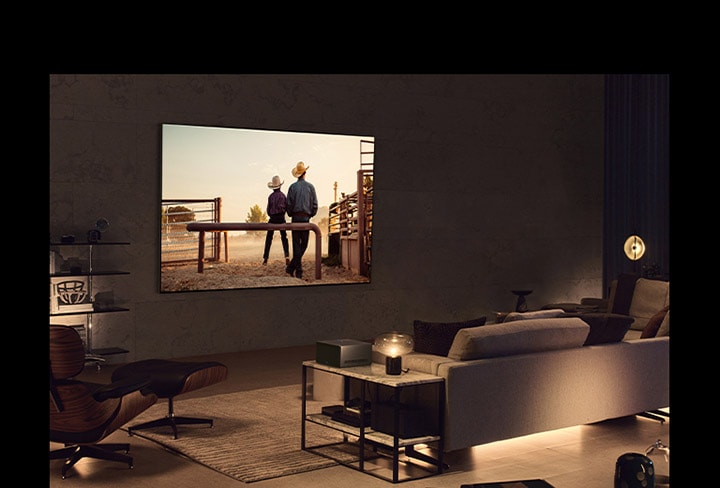 Un western est diffusé sur une LG OLED TV à fixation murale dans un espace de vie confortable le soir. Aucun cable n’entoure la Smart TV. Le bo?tier Connect sans fil est soigneusement posé sur une table de chevet. L’image bascule pour montrer un espace de vie différent avec une belle scène d’une voiture sur une autoroute sur l’écran d’une LG OLED TV. La Smart TV est sur un floor stand et aucun cable ne l’entoure. Son bo?tier Connect sans fil est soigneusement posé sur une table de chevet.