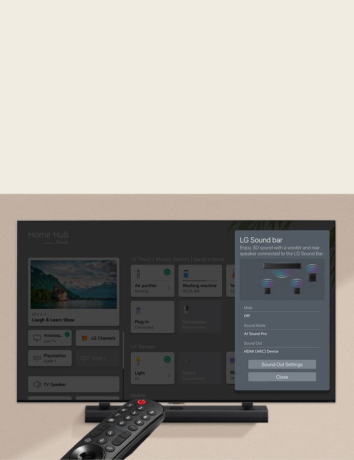 Un concert confortable dans un salon est diffusé à l'écran. Le menu de l'interface WOW appara?t en surimpression et l'utilisateur navigue vers les paramètres de la barre de son. 