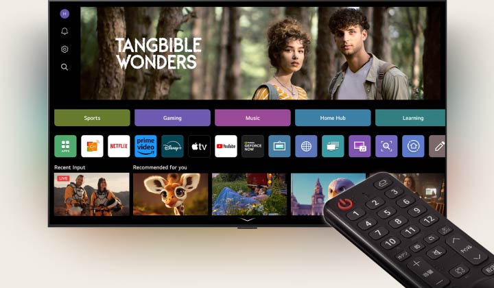 AI Magic Remote LG utilisée. L’ensemble du scénario montre à quel point la télécommande AI Magic Remote est simple et pratique. La page d’accueil webOS de LG est visible alors qu’un curseur appara?t et clique sur une vignette spécifique. Elle remplit l’écran. Le bouton IA de la télécommande est ensuite mis en surbrillance. 