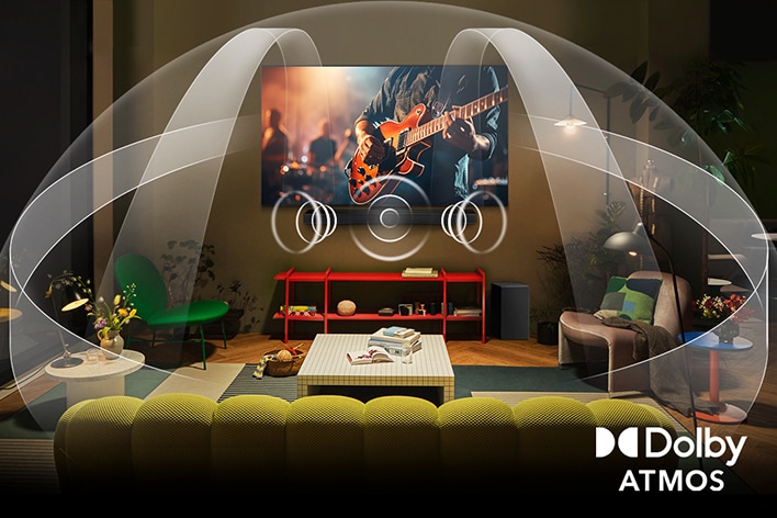 Salon confortable et faiblement éclairé avec un LG TV OLED avec barre de son LG. à l’écran on voit un gros plan d’une guitare électrique en train d’être jouée. Les graphiques montrent comment Dolby Atmos remplit tout l’espace d’un son surround provenant de toutes les directions. Logo Dolby Atmos dans le coin en bas.