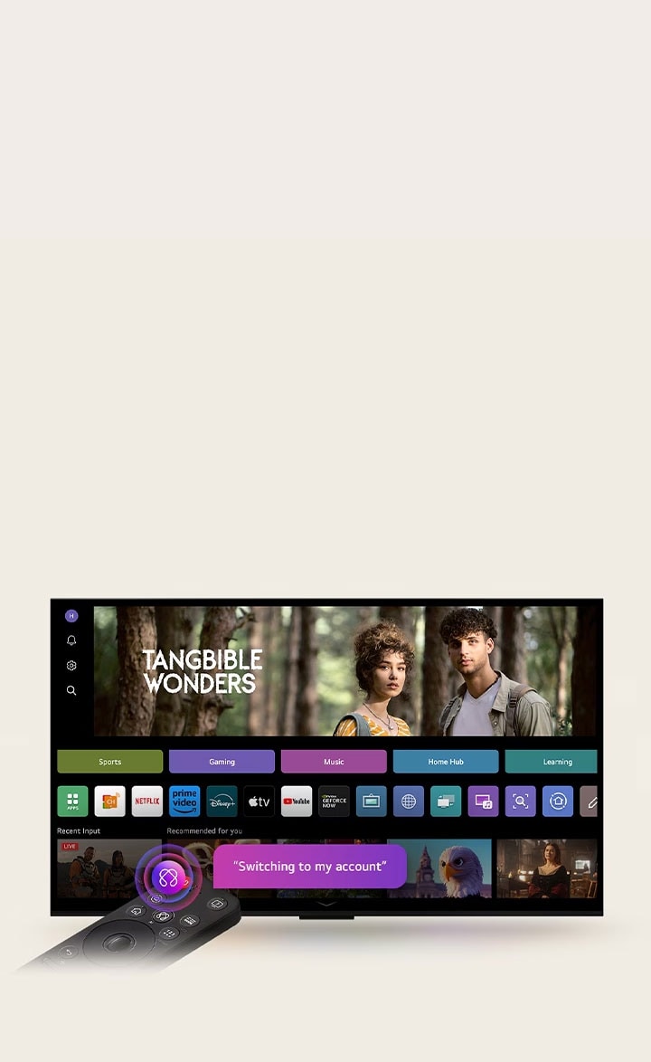 Sur un écran de LG OLED TV, se trouve la page d’accueil webOS 25 remplie d’applications et de contenu de divertissement. La TV est équipée de la télécommande AI Magic Remote LG, le bouton IA est mis en évidence comme s’il était activé par la voix de l’utilisateur. Une bulle de texte se trouve à c?té, passant à mon compte. 