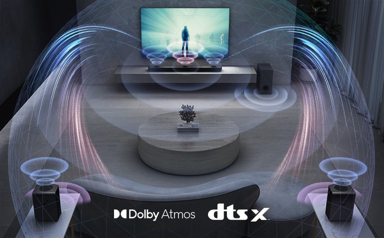 Dans le salon, le téléviseur LG est accroché au mur. Un film est diffusé sur l’écran du téléviseur. La barre de son LG se trouve juste en dessous du téléviseur sur une étagère grise avec un caisson de basses juste à c?té. Un ensemble de 2 haut-parleurs arrière se trouve au fond du salon. Des graphismes représentant des effets sonores sortent de tous les haut-parleurs. Dolby Atmos et DTS:X logo affichés au milieu au bas de l’image.