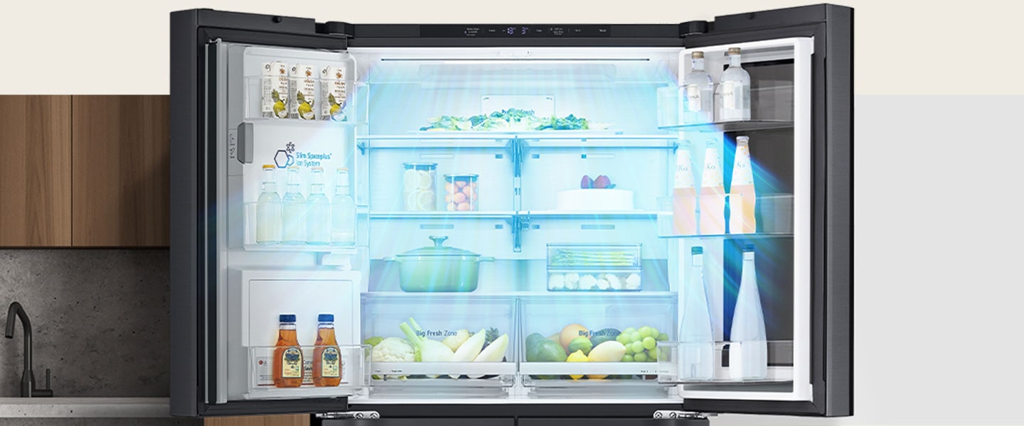 Flèches bleues indiquant le froid circulant sous, autour et dans le frigo rempli d’ingrédients visibles