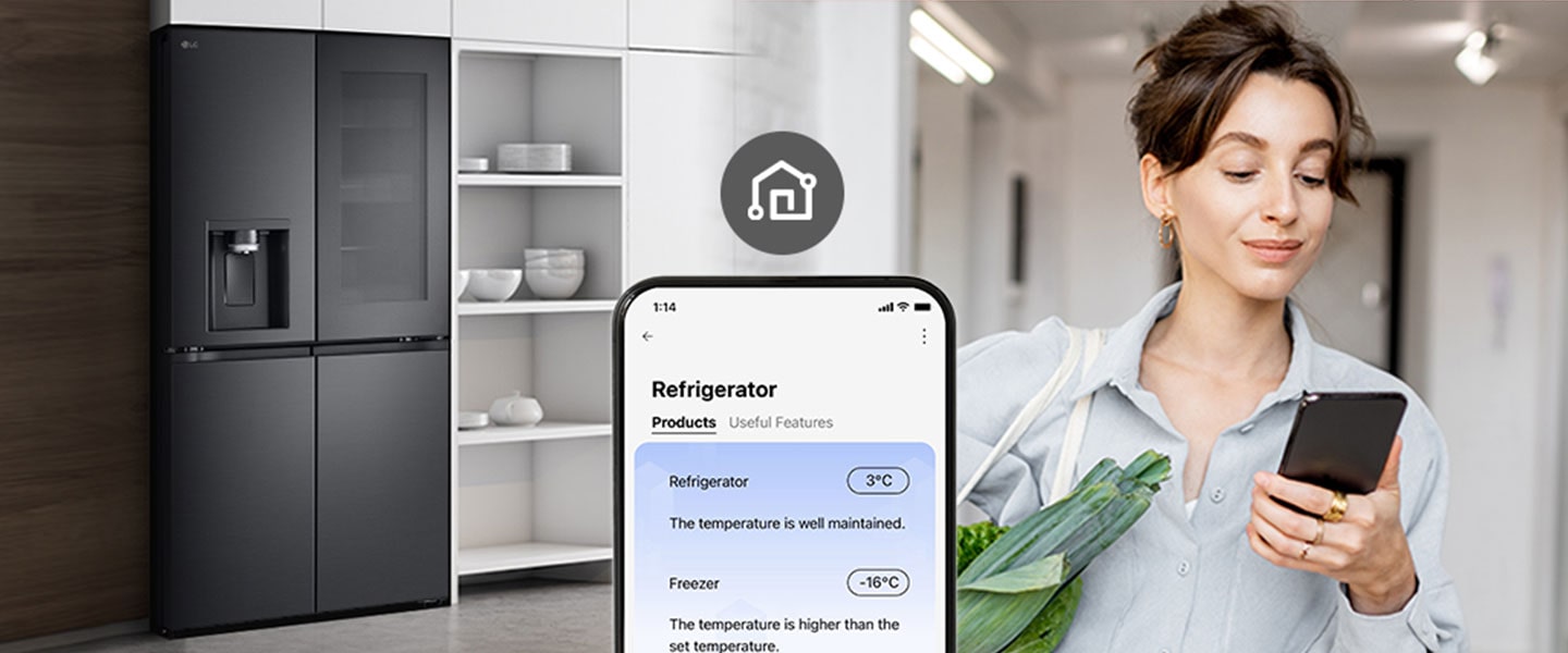 à droite, femme avec panier consulte son téléphone?; à gauche, vue frontale du frigo?; ic?ne centrale signalant leur connectivité