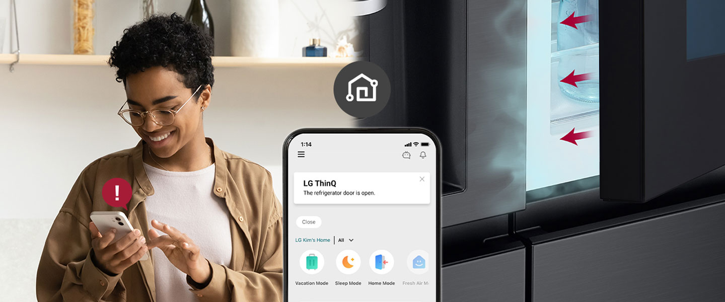 à gauche, femme regarde son smartphone?; à droite, frigo ouvert?; premier plan : écran LG ThinQ avec ic?ne WiFi