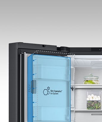 Appareil à gla?ons fin mis en valeur en bleu dans un frigo rempli d’ingrédients visibles