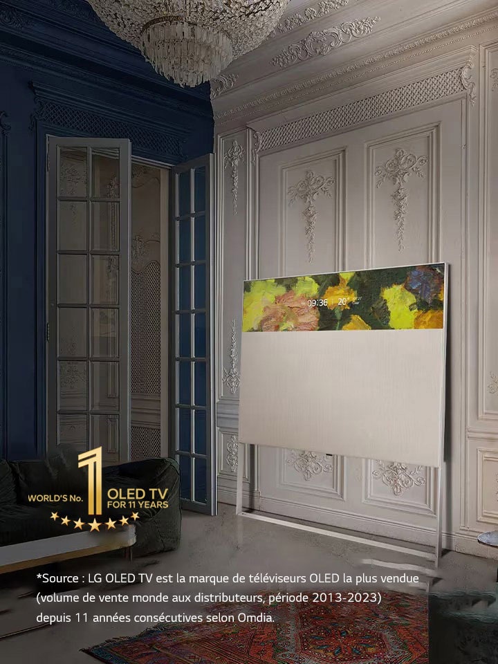 EASEL avec affichage en ligne, adossé à un mur orné de moulures décoratives. Il se trouve à c?té d'un tableau accroché au mur et derrière un tapis aux motifs complexes. L’emblème 11 ans N°1 mondial des téléviseurs OLED.