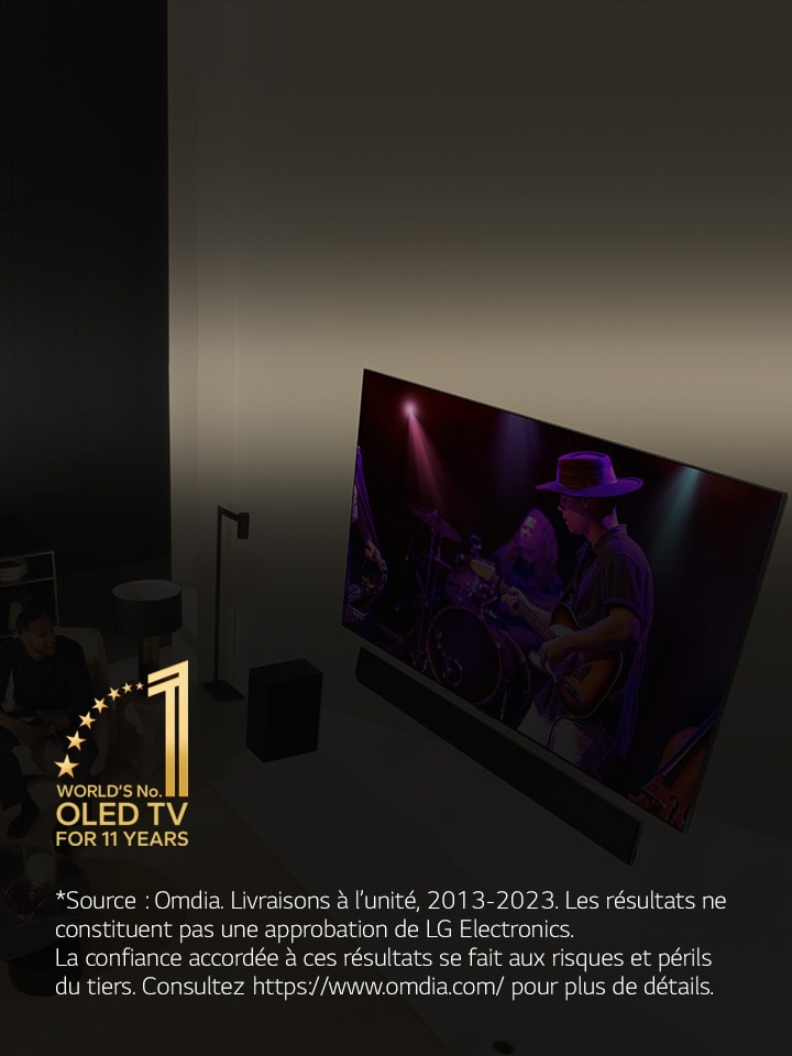 Vue aérienne d’un homme et d’une femme qui regardent un concert sur un grand TV OLED dans un appartement moderne. L’emblème ??Marque de TV OLED numéro?1 dans le monde depuis 11?ans?? figure dans l’image. Clause de non-responsabilité?: ??Source?: Omdia. Livraisons à l’unité, 2013 à 2023. Les résultats ne constituent pas une approbation de LG Electronics. La confiance accordée à ces résultats se fait aux risques et périls du tiers. Consultez?https://www.omdia.com/ pour plus de détails.??