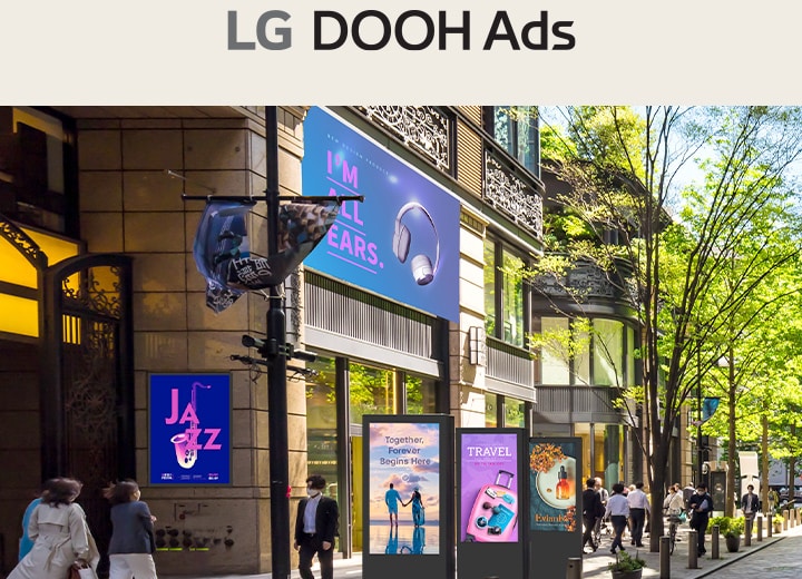 Cette image met en valeur l’affichage numérique dans un espace extérieur, affichant plusieurs publicités couvrant des sujets tels que la musique, les voyages et la beauté.