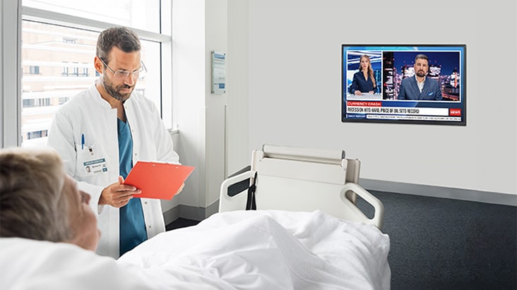 Une TV commerciale LG est installée dans une chambre d’h?pital.