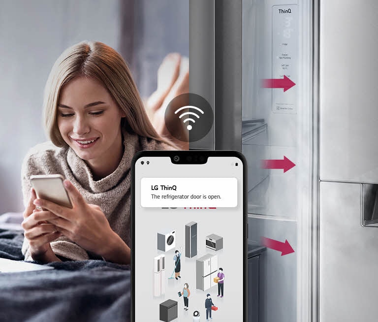 Une femme allongée sur un lit regarde l’écran de son téléphone sur une image. La deuxième image montre la porte du réfrigérateur restée ouverte. Au premier plan des deux images se trouve l’écran du téléphone qui affiche les notifications de l’application LG ThinQ et l’ic?ne Wifi au-dessus du téléphone.