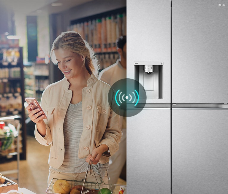 L’image de gauche montre une femme debout dans une épicerie en train de regarder son téléphone. L'image de droite montre la vue de face du réfrigérateur. Au centre des images se trouve une ic?ne indiquant la connectivité entre le téléphone et le réfrigérateur.