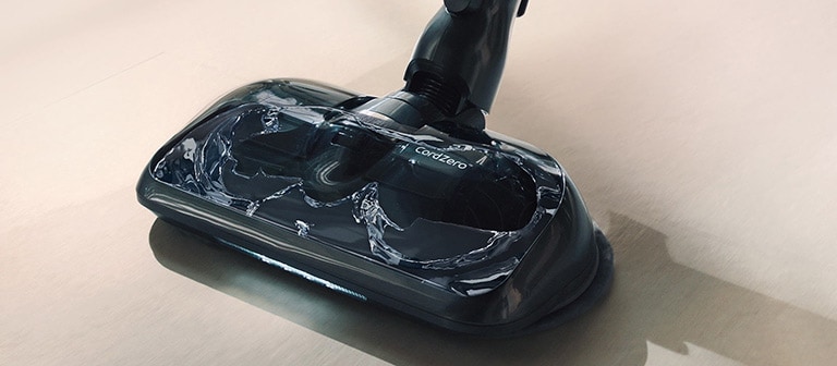 L’aspiration simultanée de la brosse humide et de l’aspirateur avec l’alimentation automatique en eau