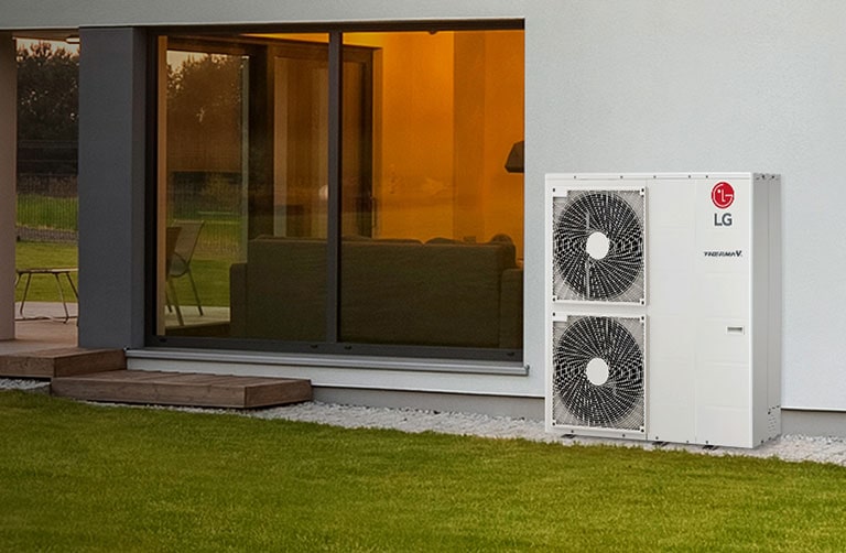 Unité extérieure de pompe à chaleur à c?té d'une maison