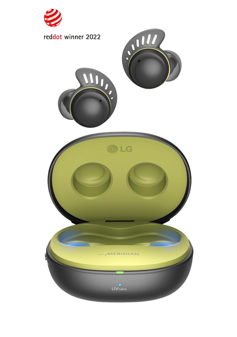 Bouton de connexion sans fil sur le c?té du bo?tier ouvert des écouteurs TONE Free fit. L’intérieur de l’écouteur est vu de face et flotte dans les airs. Logos Red Dot Award et Red Dot Winner 2022.