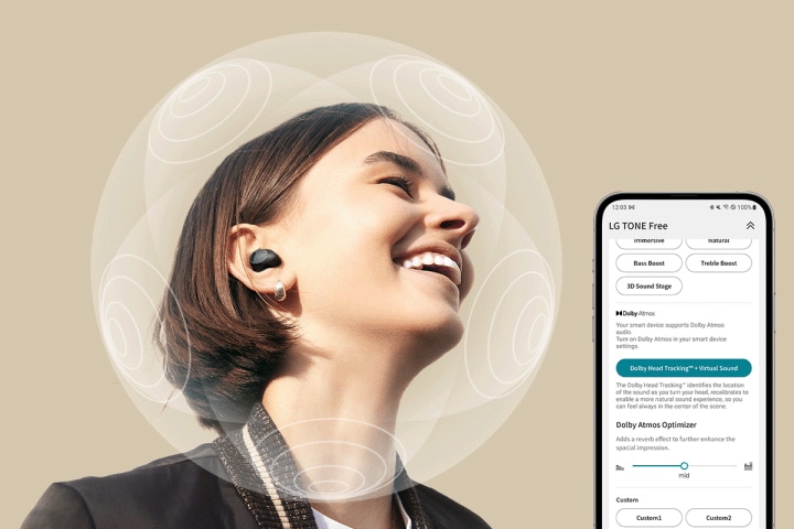 Une femme portant le T90S sourit. Une sphère sonore est représentée autour de sa tête pour mettre en évidence la fonction de son spatial. à droite, une interface de smartphone est présentée pour illustrer le fait que cette fonction est disponible sur l'application TONE Free. 