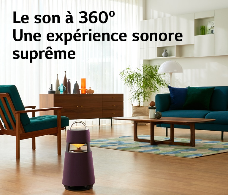 Image d’une femme assise sur un canapé écoutant de la musique grace à une enceinte XBOOM 360 posée devant elle.