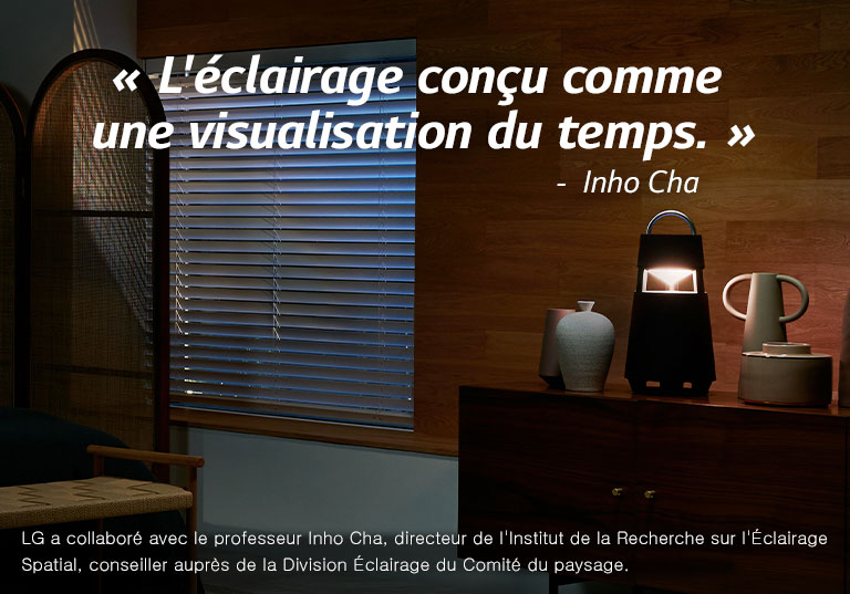 Image de la XBOOM 360 qui s’allume sur une étagère dans une pièce sombre. Le texte ??éclairage con?u comme une visualisation du temps.?? appara?t sur l’image.