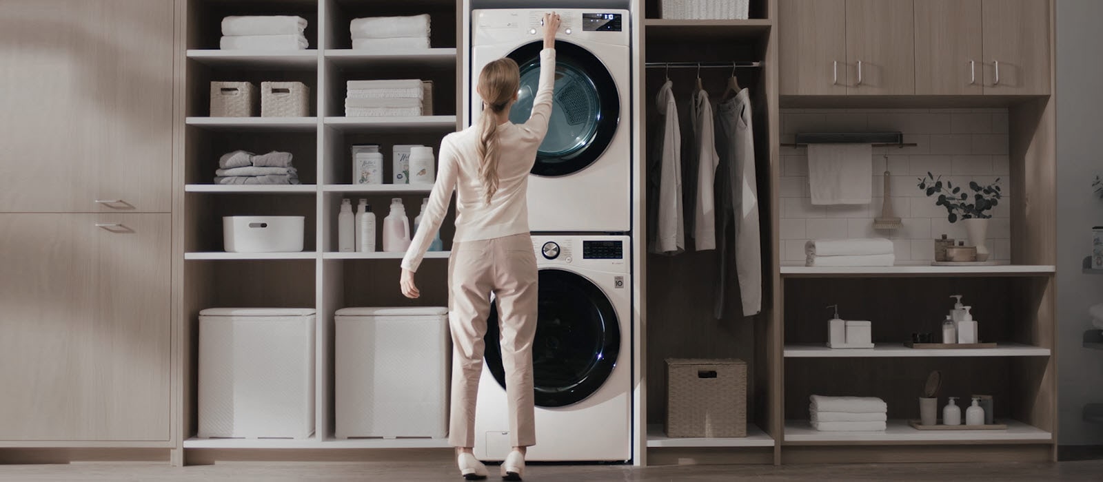 La première image est une combinaison de deux images, l’une représentant un lave-linge et un sèche-linge blancs de style ancien, empilés l’un sur l’autre et installés dans une unité murale, et l’autre une WashTower de LG installée dans une unité murale. Une ligne en pointillés et une ic?ne représentant un cercle rouge au centre avec des flèches indiquent que vous pouvez vous déplacer de gauche à droite pour voir chaque image dans son intégralité.